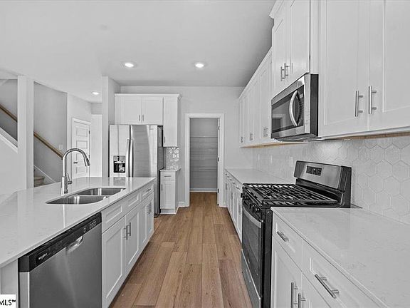 5th image of 584 Cozy Bluff Rd