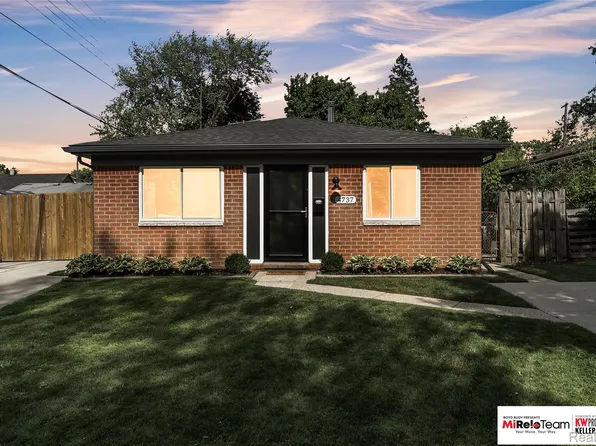 4737 Glenis St, Dearborn Heights, MI 48125