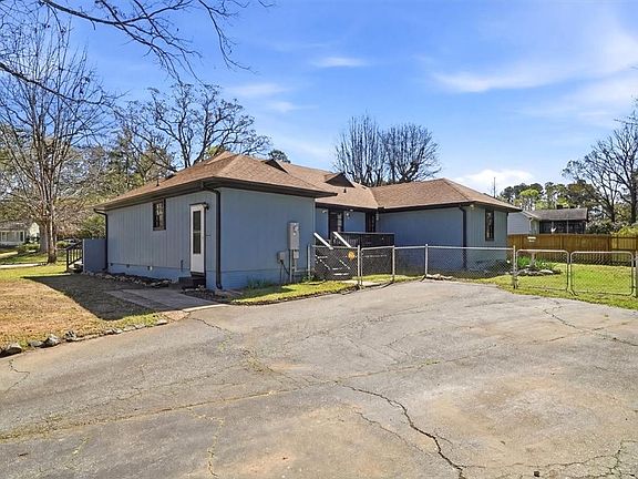 5th image of 219 Seven Oaks Ln