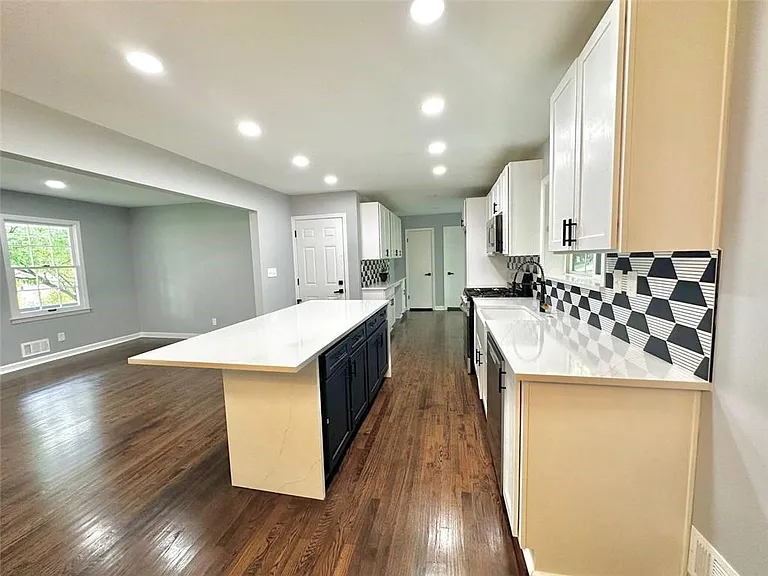 210 Suburban Dr NE — Photo 9