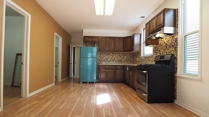 1st image of 3919 N Ravenswood Ave