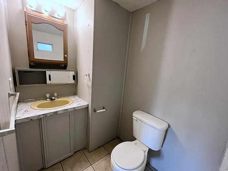 1360 E Commercial — Photo 4