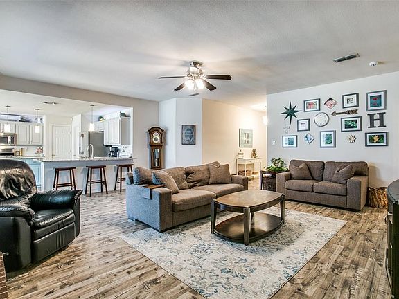 3rd image of 209 Cliffdale Dr