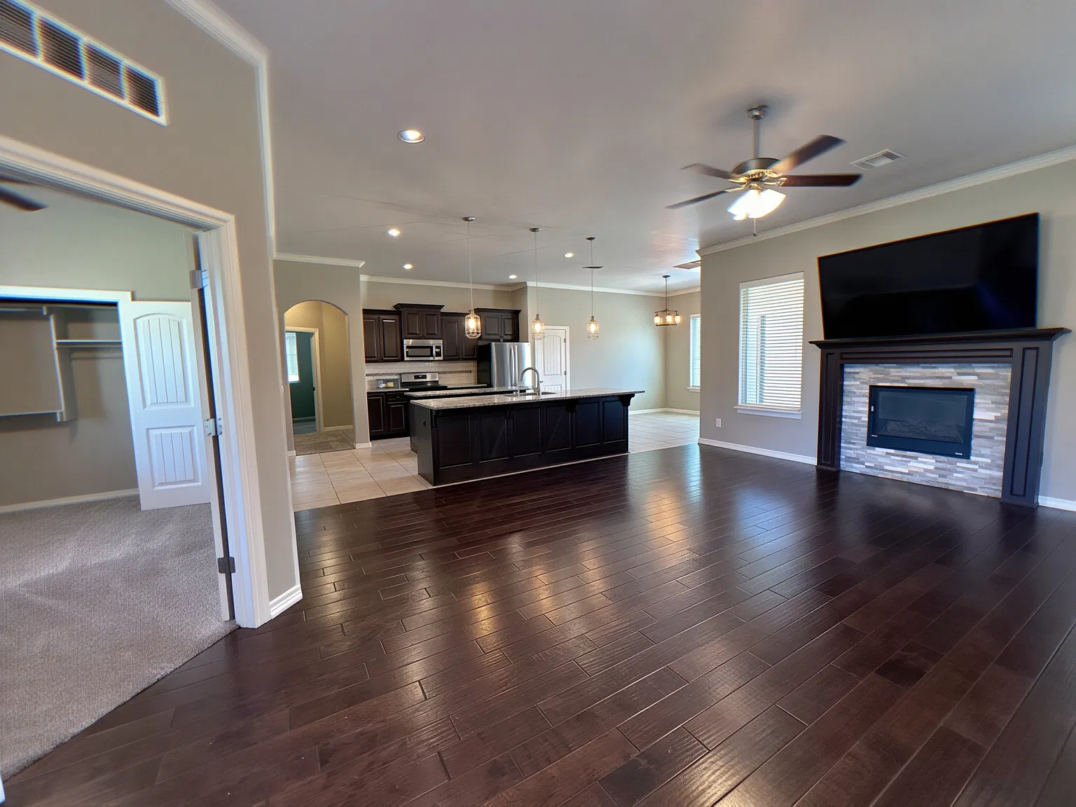4 bed, 2048 sqft, $2,500 — Photo 2