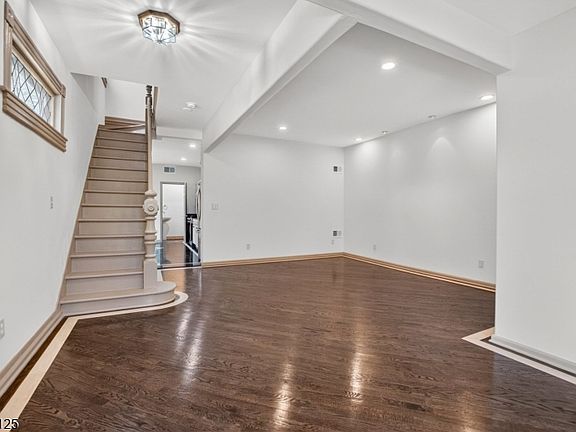 4th image of 302 Walnut Ave