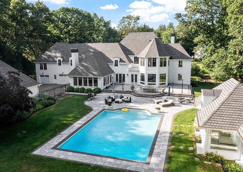 1st image of 15 Blandford Dr