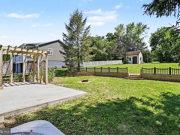5th image of 16 Wadsworth Dr