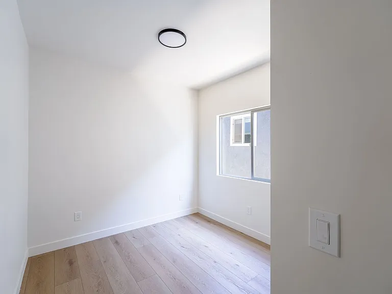 2860 Webster Ave — Photo 11