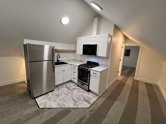 3rd image of 324 Pine Ave #C