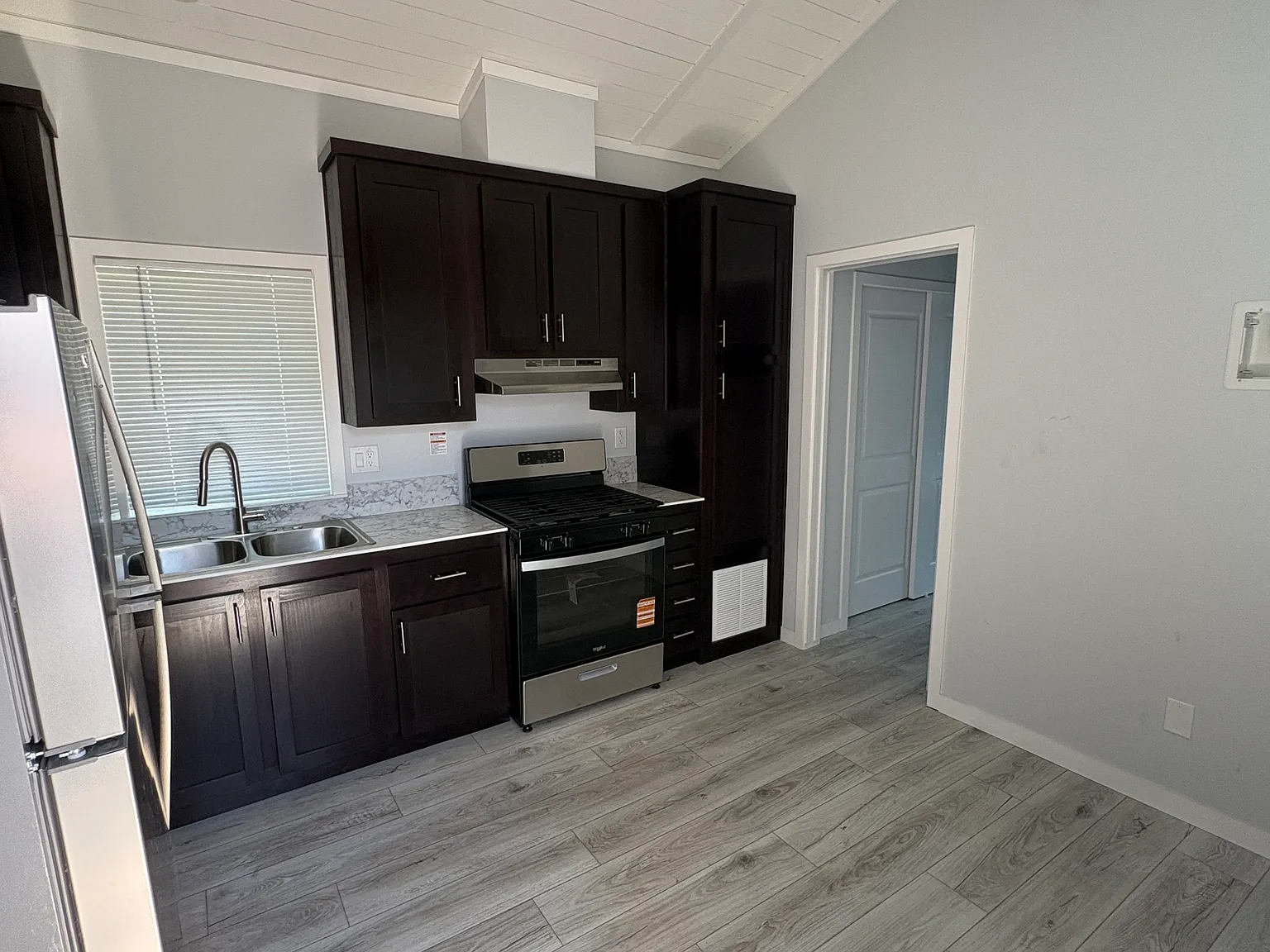 2 bed, 385 sqft, $2,345 — Photo 3