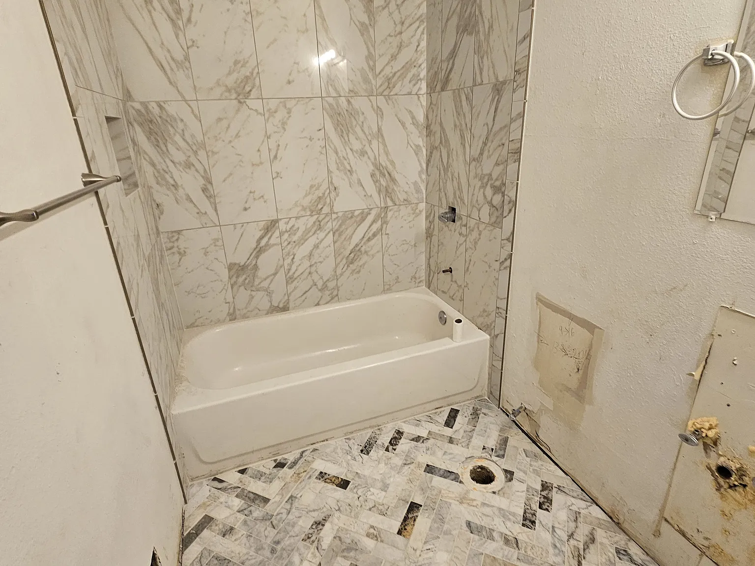 2 bed, 690 sqft, $1,950 — Photo 4