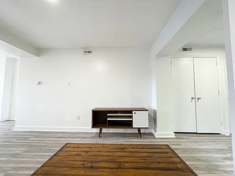 5735 Hobart St #4 — Photo 3