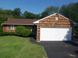 17 Burlington Blvd, Smithtown, NY 11787