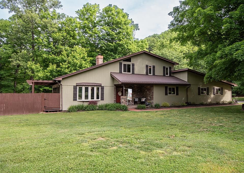 1st image of 1422 Shady Brook Ln