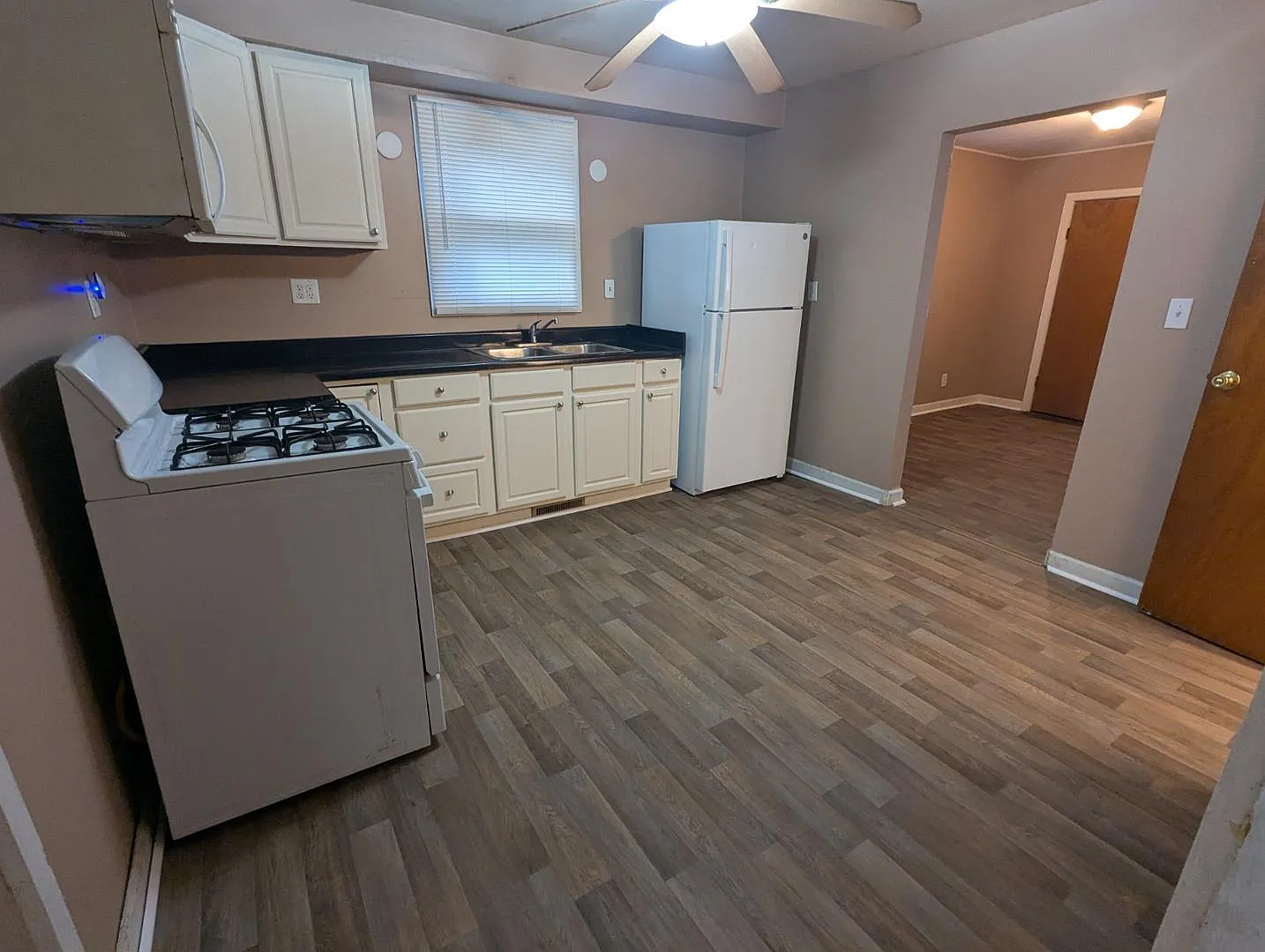 3 bed, 1.0 bath, 1140 sqft, $850 — Photo 4