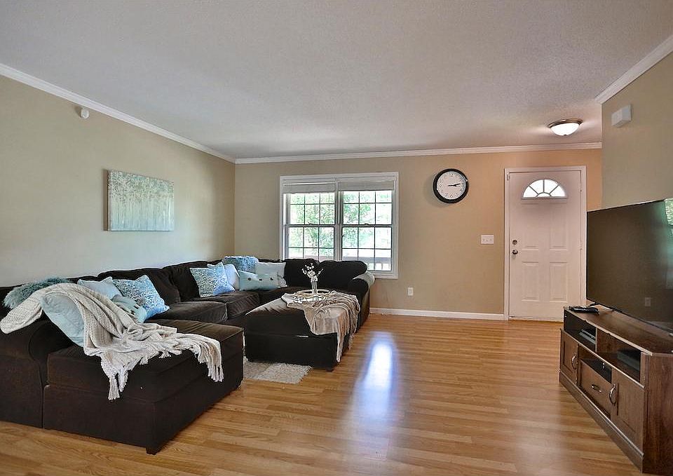 1st image of 1744 Bush Ave