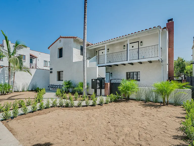 1014 S Hayworth Ave — Photo 17