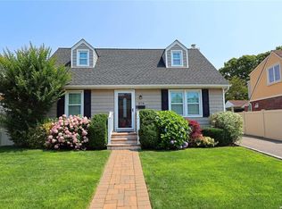 878 Center Dr, Franklin Square, NY 11010