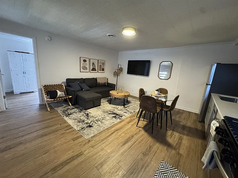 110 E Superior St #UPPER — Photo 6