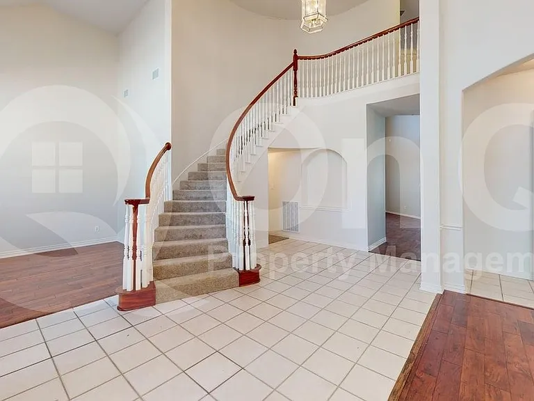 4513 Saint James Dr — Photo 4