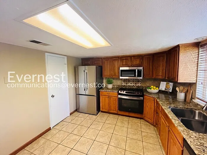 3 bed, 2.5 bath, 1642 sqft, $1,895 — Photo 4