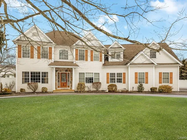 2 Equine Ln, Lake Grove, NY 11755