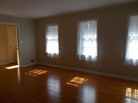 4th image of 3692 S Marlborough Dr