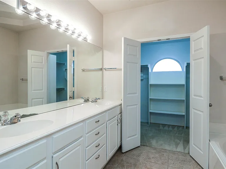 11232 Chaucer Dr — Photo 16