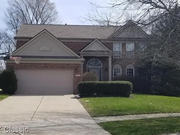 832 Wood Run, South Lyon, MI 48178