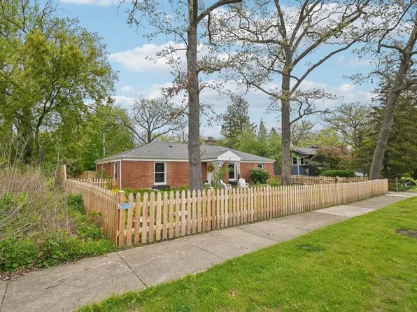 14 E Woodland Rd, Lake Bluff, IL 60044