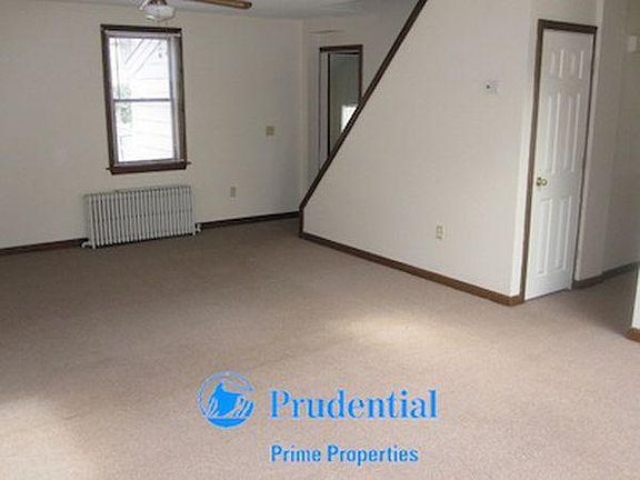 Entrance to living room (on right) and entrance to kitchen (