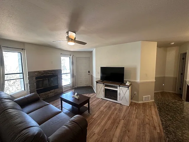 3 bed, 1020 sqft, $2,100 — Photo 3