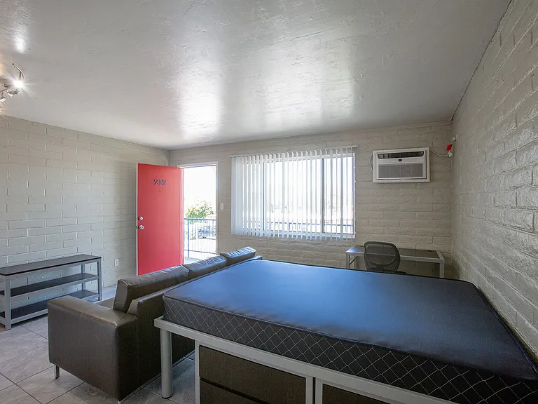 University Manor — Photo 10