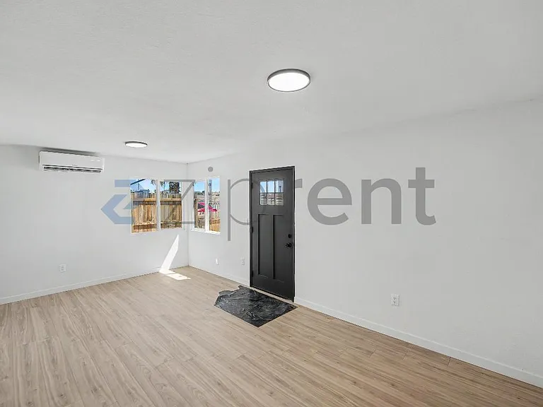 2829 Laurel St — Photo 4