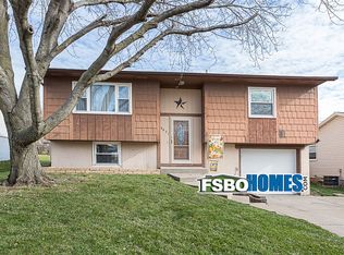 6021 Hillandale Rd, Davenport, IA 52806