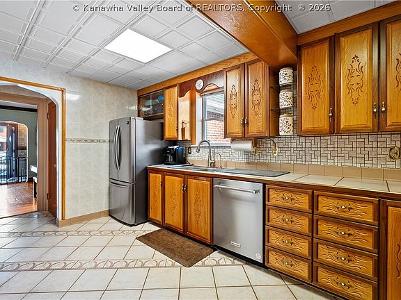 5th image of 518 Highland Ave