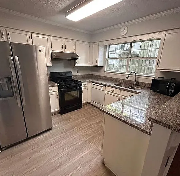 1089 Ashbury Dr — Photo 10