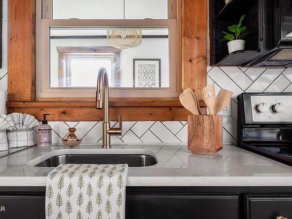 15th image of 1008 Walini Way