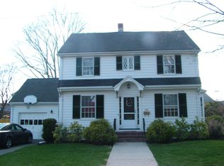 28 Pickwick Rd, Marblehead, MA 01945