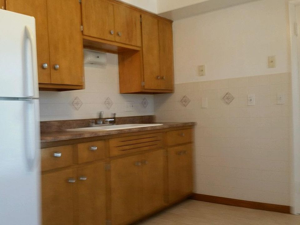2nd image of 808 E Irving Ave