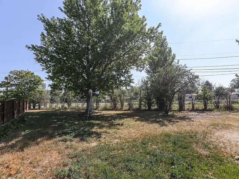 2408 Lake Dr — Photo 32