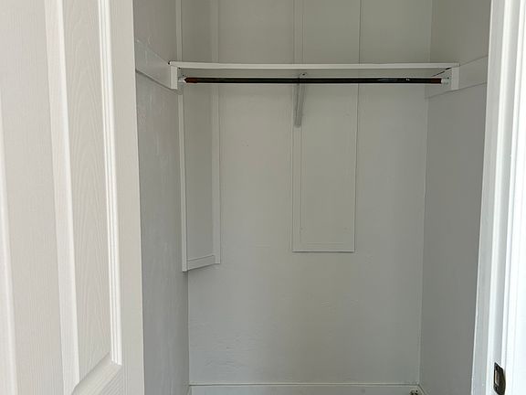 R24 - Royal Apartments - Closet Unstaged