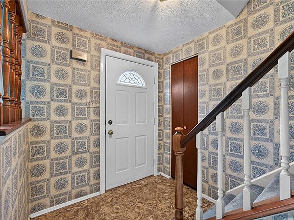 4th image of 142 Thunderwood Dr