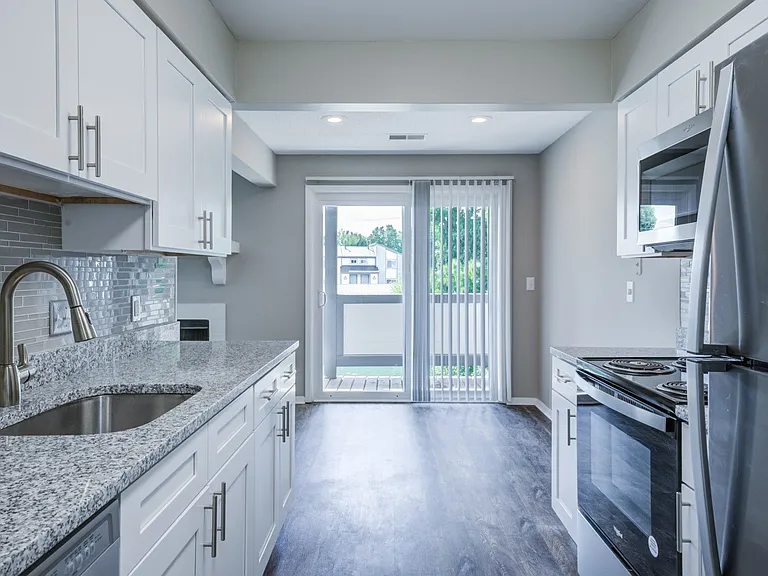 Lakeside Crossing at Eagle Creek Apartments and Townhomes — Photo 2