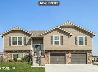 19117 Corbyn Ln, Smithville, MO 64089