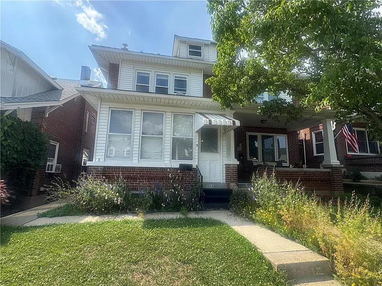 111 E Elm St — Photo 2