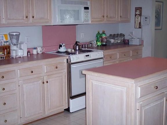 Spacious and open kitchen design with center island!!