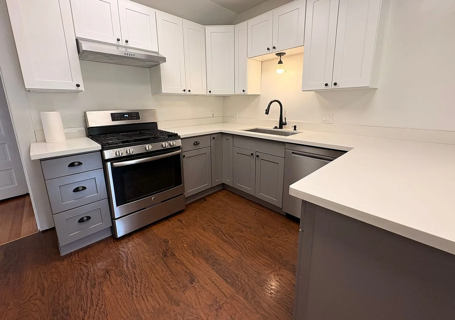 Charming Three Bed West Seattle Vintage Home Near Lincoln Park and Puget Sound! — Photo 1