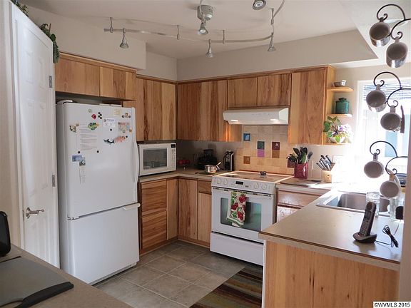 4th image of 1642 Sunrise Cres NW