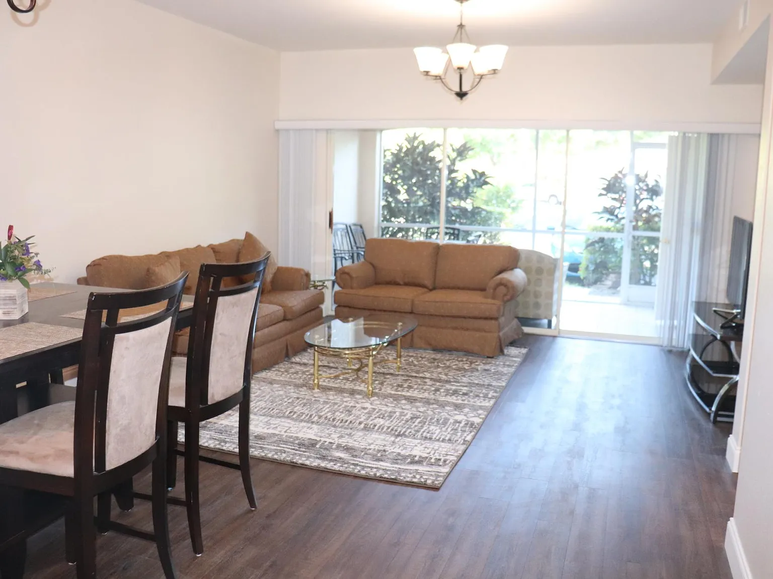 1096 Woodshire Ln — Photo 3